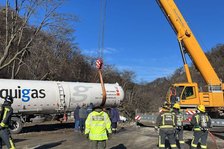 CULMINARON LOS TRABAJOS DE REMOCIÓN DE UN CAMIÓN SINIESTRADO EN EL KM 3046 DE LA RUTA 3