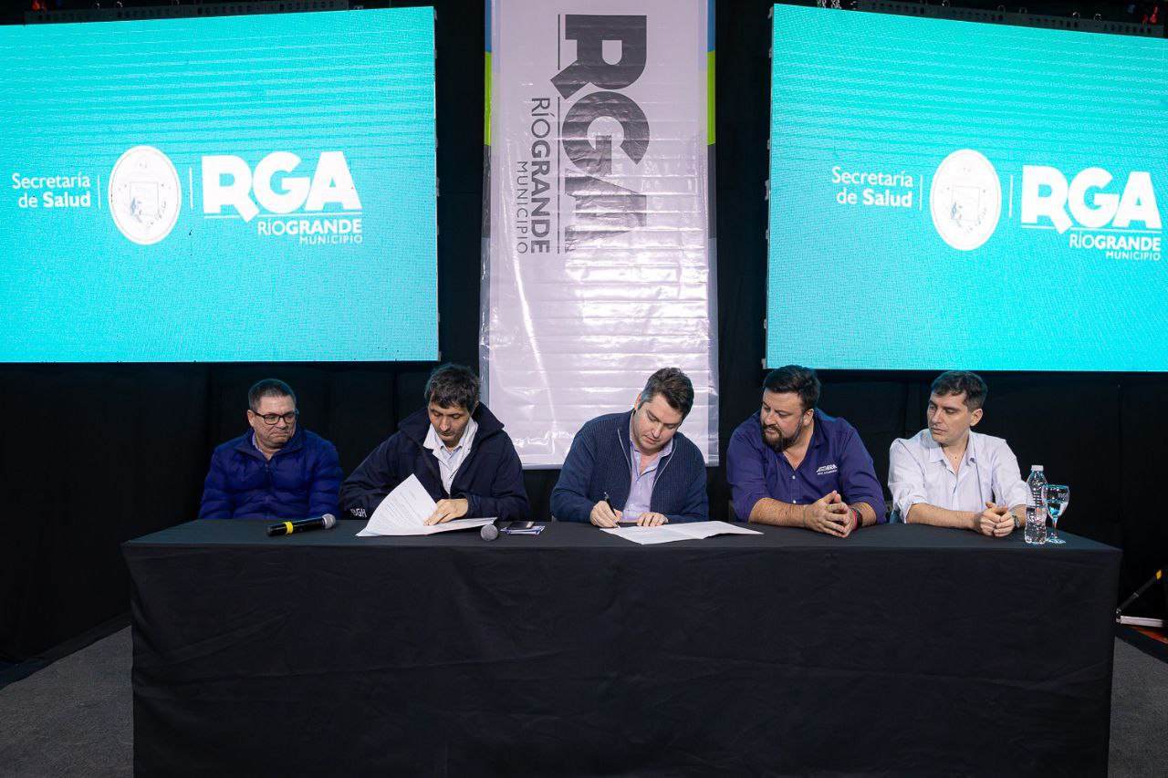 Tras la presentación, profesionales de salud del Municipio de Río Grande disertaron sobre: Prevención y Abordaje sobre los Consumos Problemáticos, intervención que realiza el Centro Municipal 