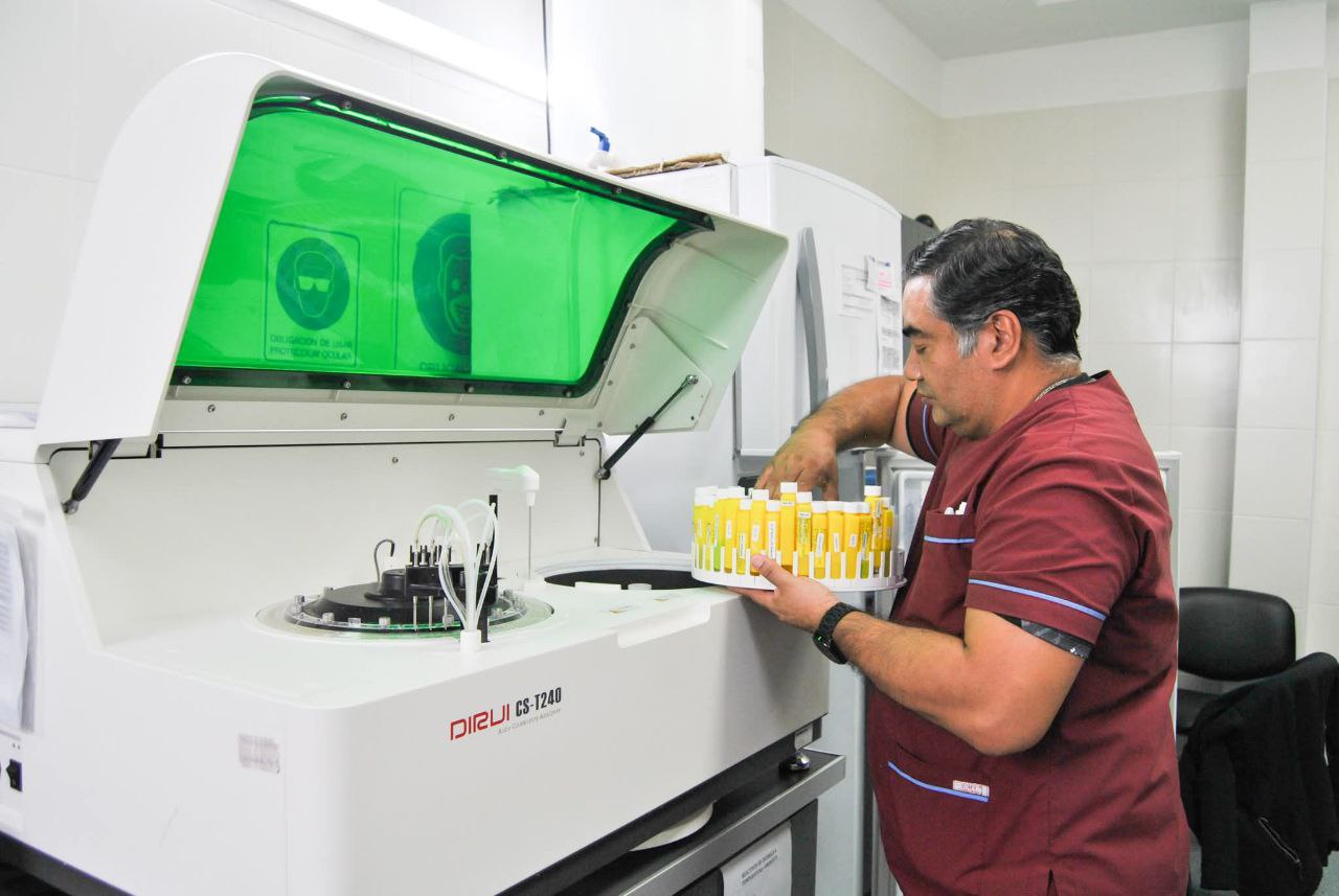 EL LABORATORIO DEL CENTRO INFANTO JUVENIL DE RÍO GRANDE CONSOLIDA SU SERVICIO CON MÁS DE 100 MIL ANÁLISIS REALIZADOS