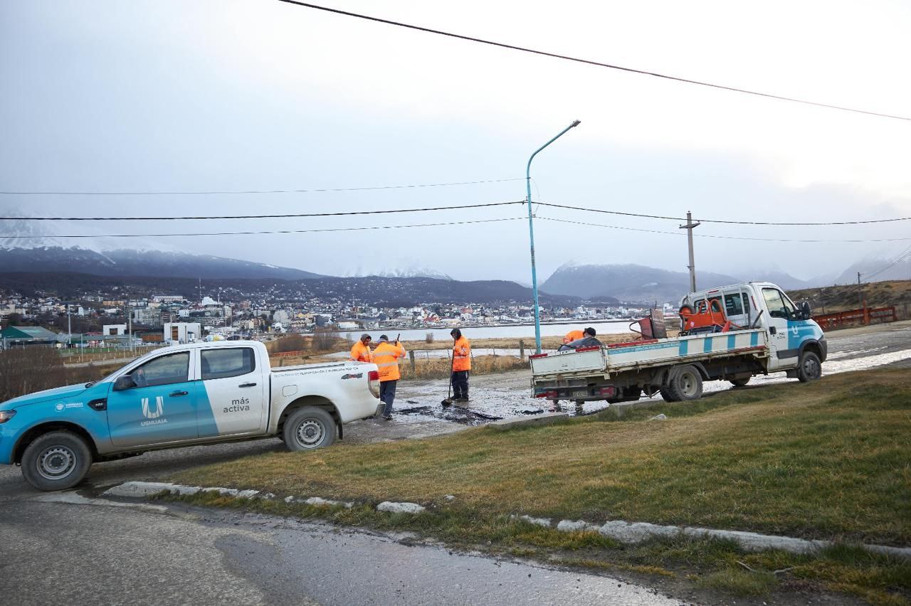 LA MUNICIPALIDAD DE USHUAIA CONTINÚA CON EL PLAN DE BACHEO EN DIVERSOS SECTORES