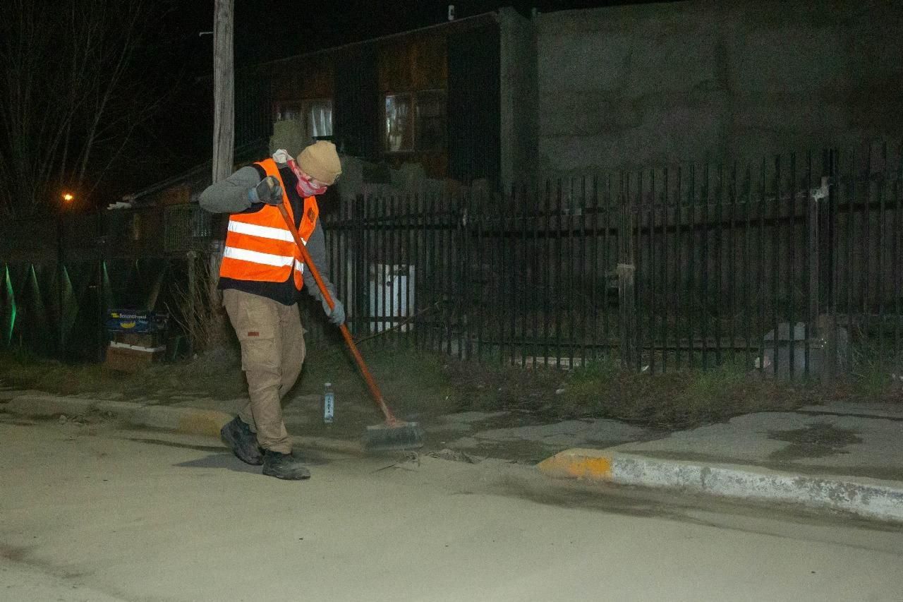 PERSONAL MUNICIPAL DE USHUAIA LIMPIÓ LAS CALLES 12 DE OCTUBRE Y FUEGIA BASKET