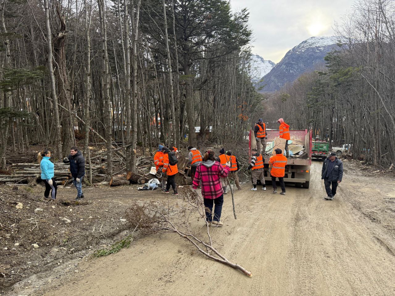 EL MUNICIPIO DE USHUAIA RETIRÓ RESIDUOS VOLUMINOSOS EN EL BARRIO PENIEL