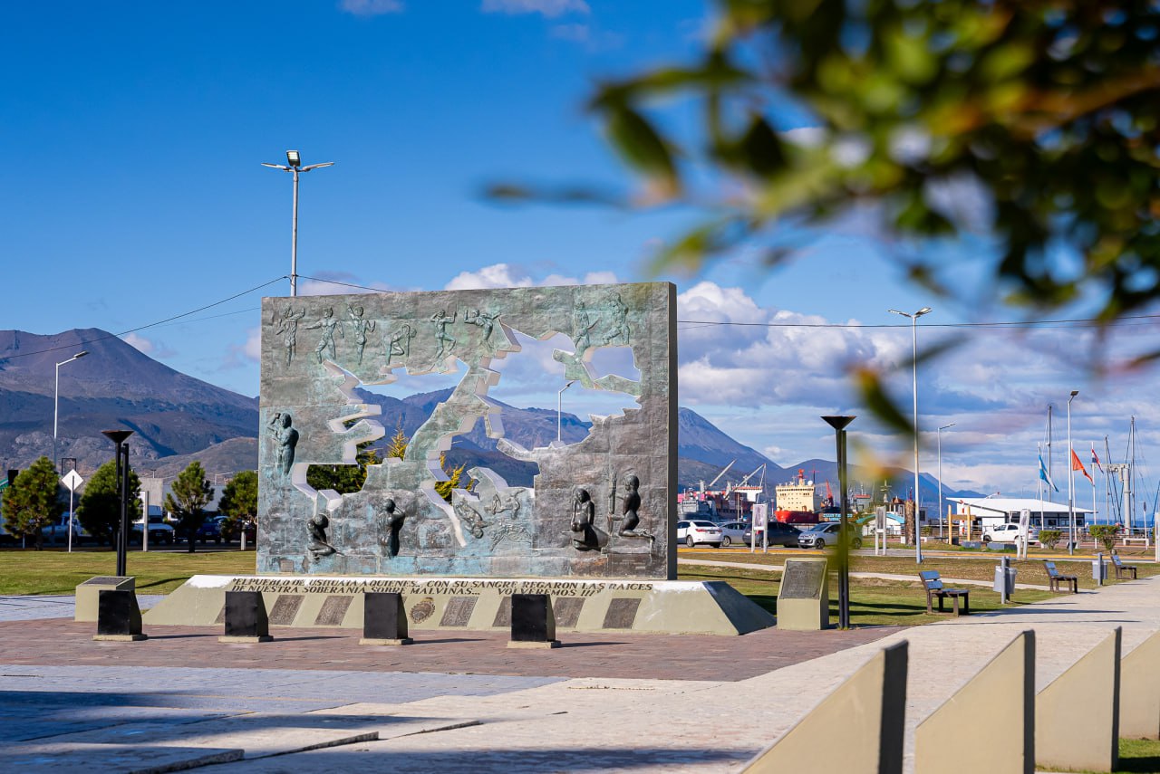 EL GOBERNADOR MELELLA PIDIÓ A UNIVERSIDADES QUE SE INVOLUCREN CONTRA EL CONCURSO BRITÁNICO QUE USA A JÓVENES ARGENTINOS A FAVOR DEL COLONIALISMO EN MALVINAS