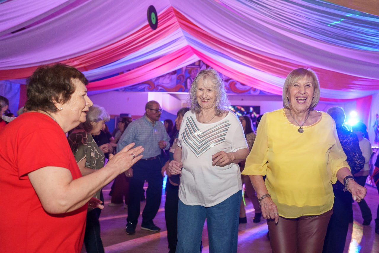 MATINÉ +60 LLEGA A TOLHUIN: UNA NOCHE DE BAILE, ENCUENTRO Y ALEGRÍA PARA LAS PERSONAS MAYORES