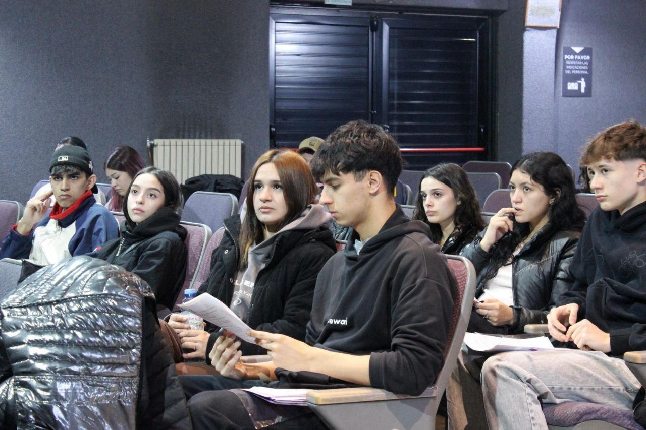 EL “USHUAIA JOVEN” MANTUVO UNA REUNIÓN CON LOS DELEGADOS Y DELEGADAS DE COLEGIOS SECUNDARIOS