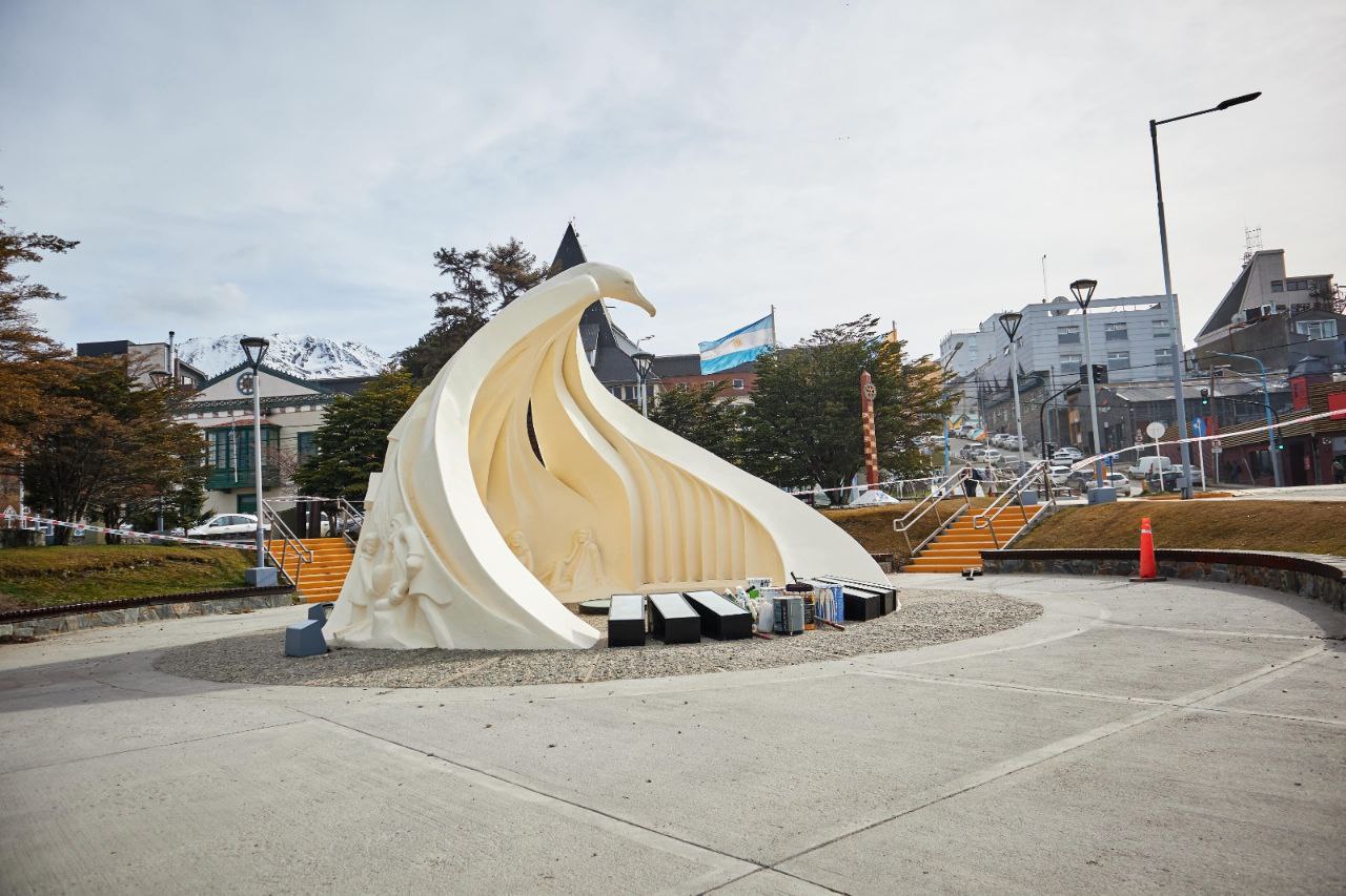 EL MUNICIPIO DE USHUAIA INICIÓ LA RECONSTRUCCIÓN DE LA VEREDA DEL CEMENTERIO Y MEJORAS EN EL MONUMENTO DE ANTIGUOS POBLADORES