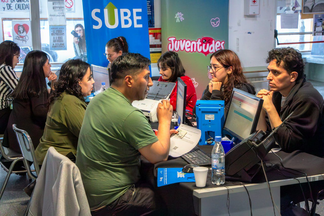 EL MUNICIPIO ACERCÓ BENEFICIOS A ESTUDIANTES DE LA UNTDF