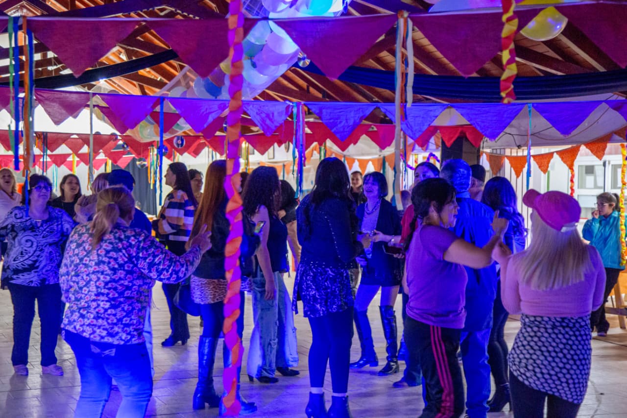 TOLHUIN DISFRUTÓ DE UNA JORNADA DE ENCUENTRO, BAILE Y EMOCIÓN PARA PERSONAS MAYORES