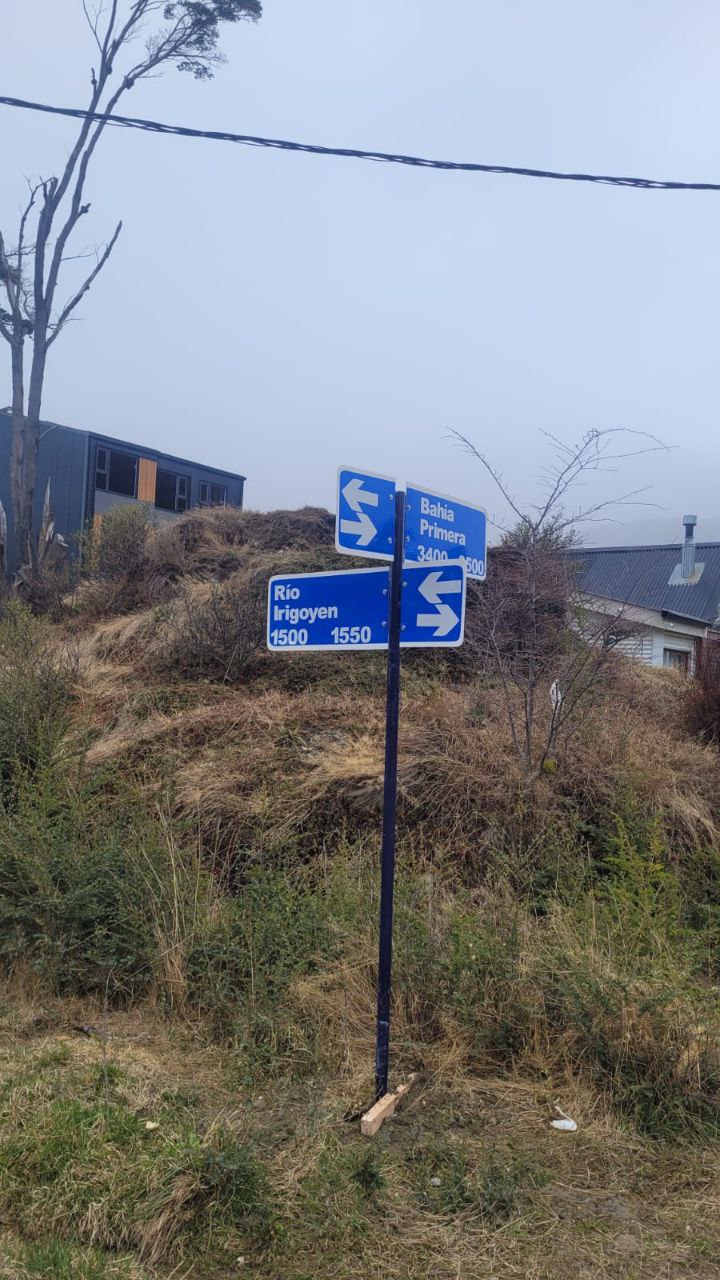 EL MUNICIPIO AVANZA CON LA COLOCACIÓN DE CARTELERÍA VIAL EN EL BARRIO RÍO PIPO