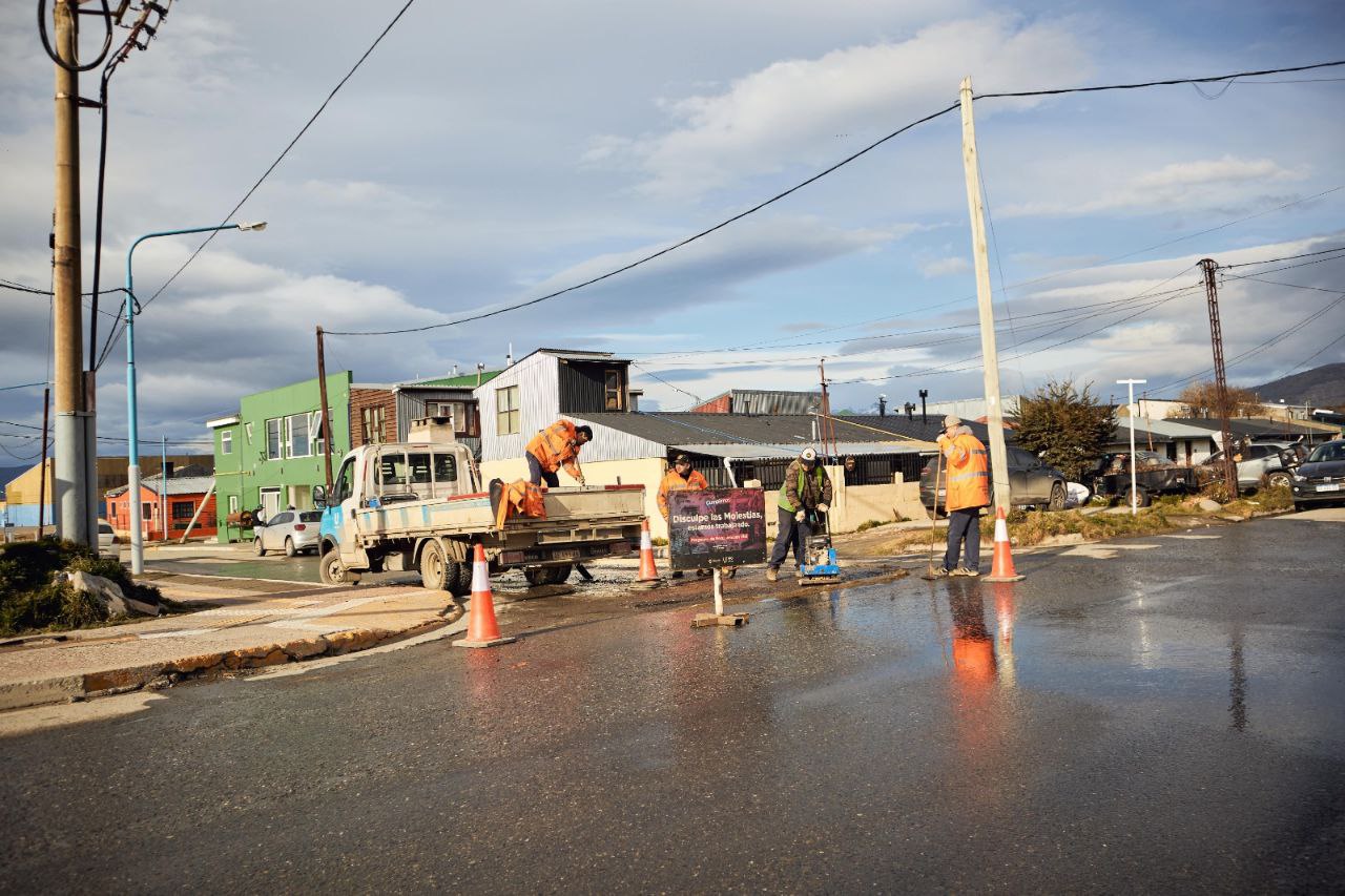 PERSONAL DEL MUNICIPIO DE USHUAIA CONTINÚA CON EL BACHEO DE CALLES