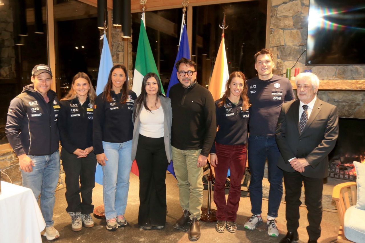 LA MUNICIPALIDAD DE USHUAIA PARTICIPÓ DE LA RECEPCIÓN AL EQUIPO DE ESQUÍ DE ITALIA EN CERRO CASTOR