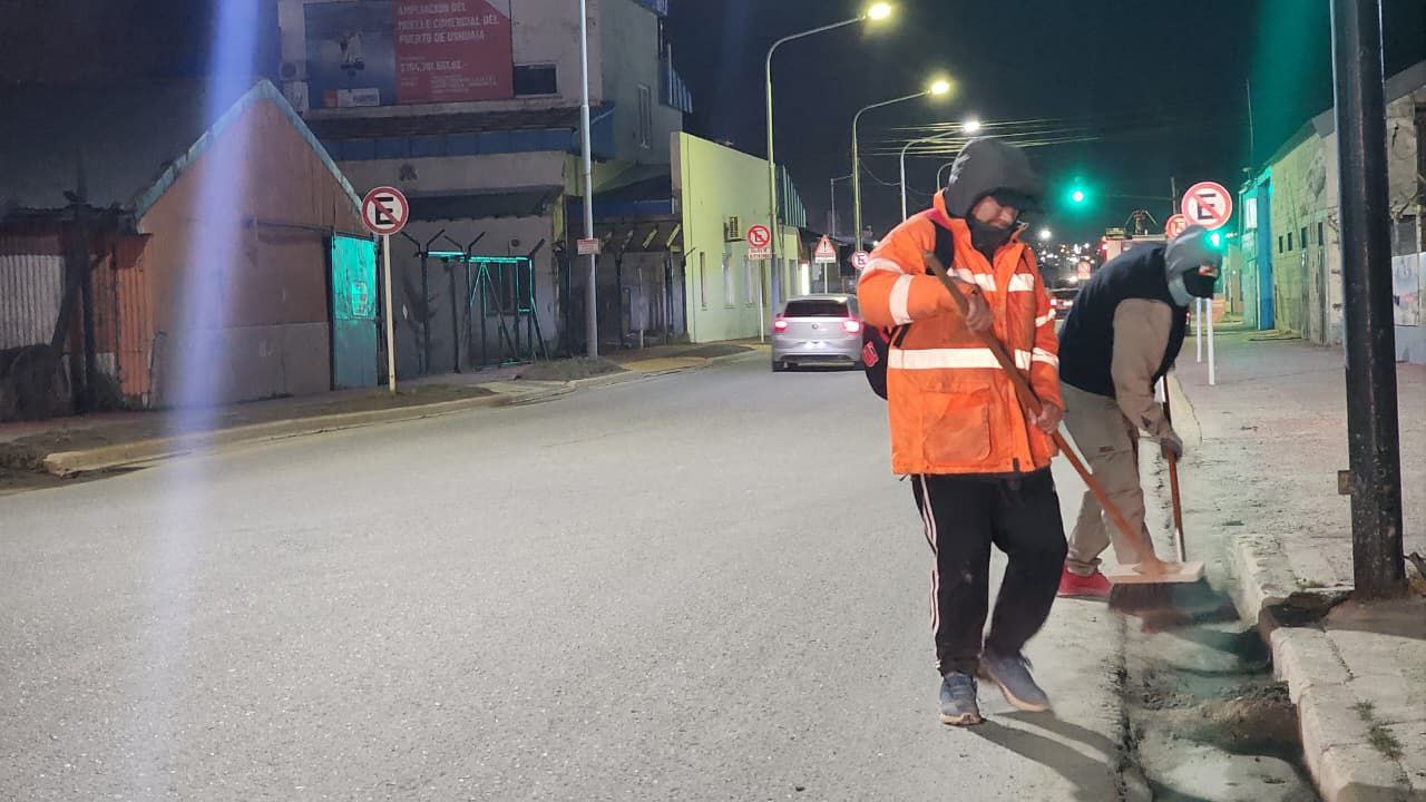 EL MUNICIPIO DE USHUAIA DA CONTINUIDAD A LA LIMPIEZA DE CALLES Y AVENIDAS