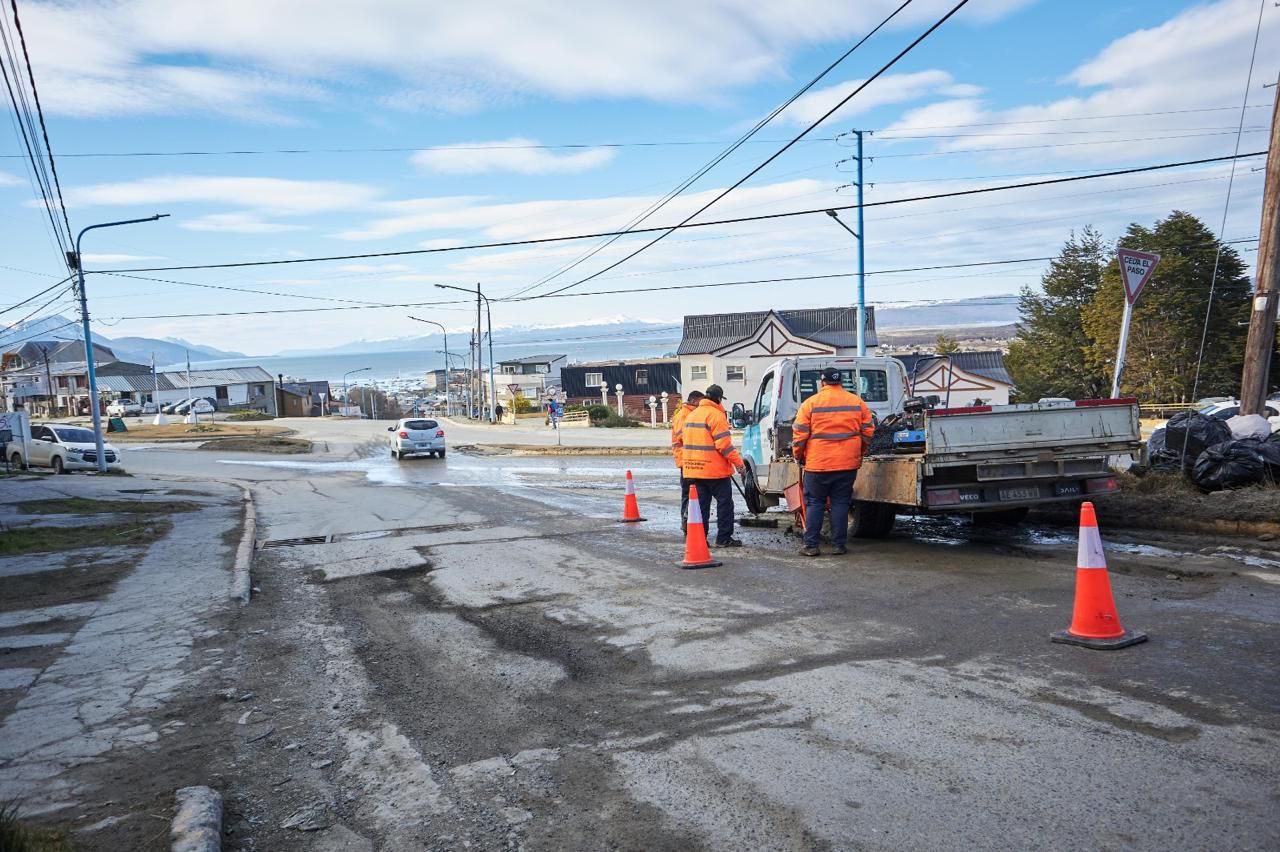 EL MUNICIPIO DE USHUAIA AVANZA CON EL BACHEO DE LAS CALLES EN DIFERENTES SECTORES DE LA CIUDAD