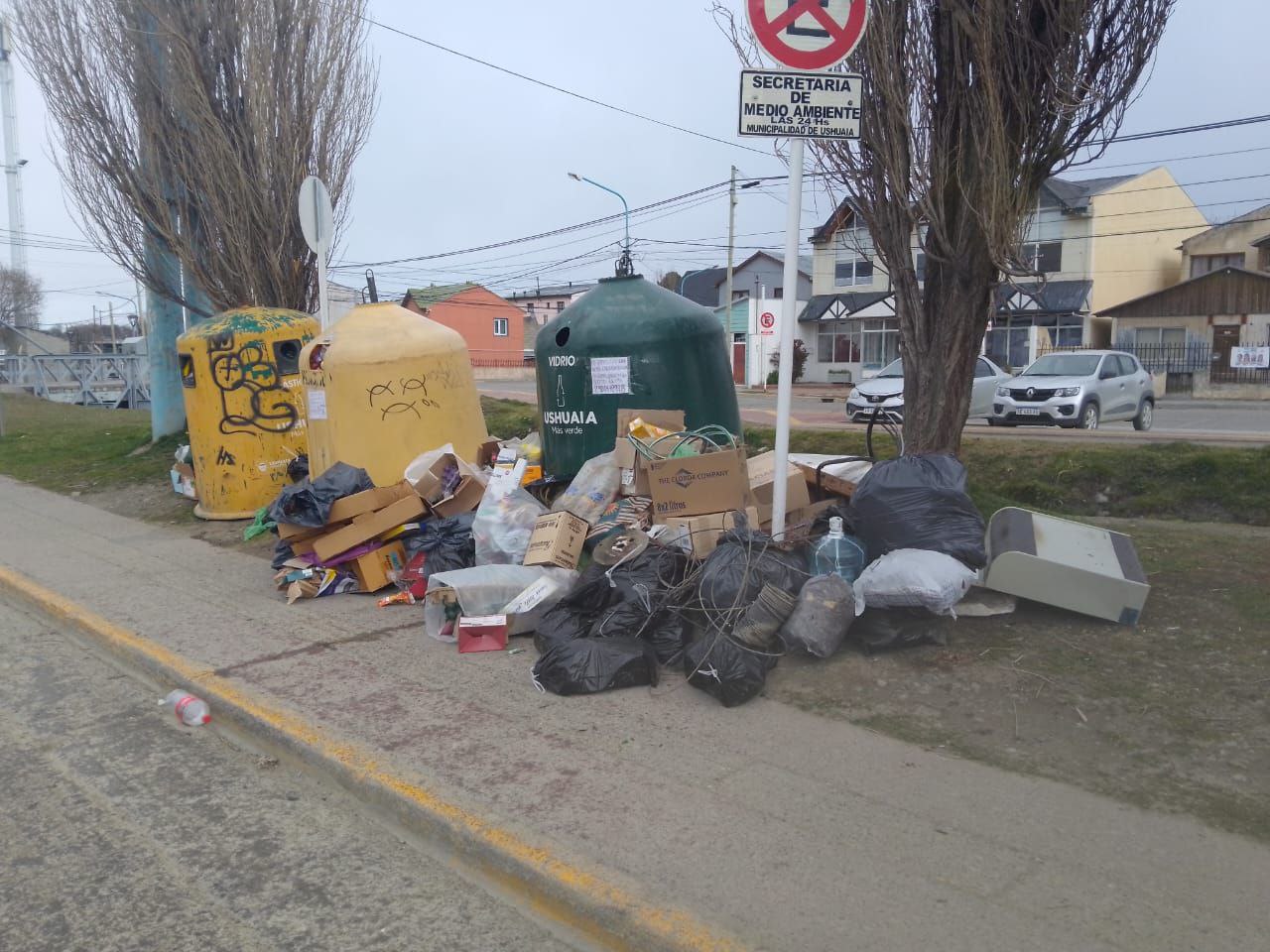 LA MUNICIPALIDAD DE USHUAIA SOLICITA NO ARROJAR RESIDUOS EN LA VÍA PÚBLICA
