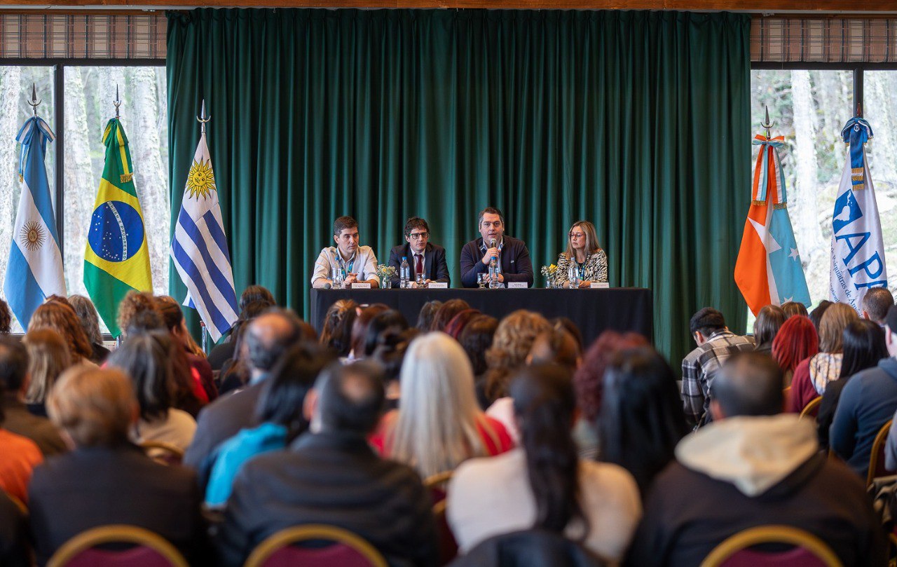 “Hay que sentarse y escuchar. Pensar, reflexionar. Ser libres de pensamiento. Porque la libertad de pensamiento es el derecho humano sobre el que se construyen todos los demás derechos humanos”, reflexionó. Y remarcó que “no podemos prevenir algo que no sabemos qué es, de qué va o por dónde viene. Y los mitos, los estigmas, los tabúes, las falsas creencias no hacen más que coartar esa libertad, afectando la dignidad del ser humano”. En sintonía, extendió su agradecimiento a los organizadores y a los asistentes y destacó que “a partir de hoy, solamente por sentarnos a escuchar, somos un poco más libres, un poco más humanos”.