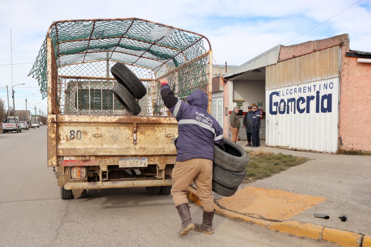 EL MUNICIPIO LLEVA ADELANTE LA TRITURACIÓN DE CUBIERTAS PARA ENVÍO AL CONTINENTE