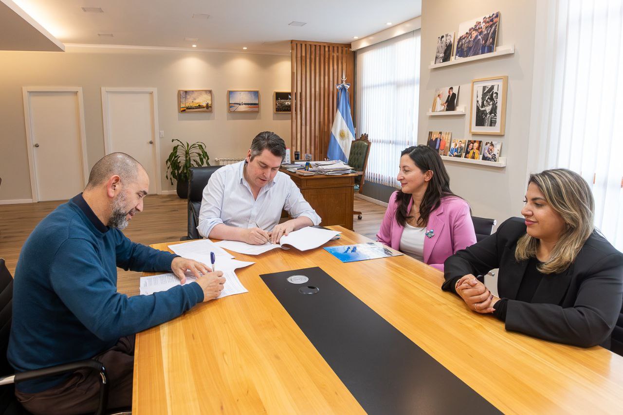 EL MUNICIPIO DE RÍO GRANDE Y CLACSO REFUERZAN SU COMPROMISO CON LA CAPACITACIÓN Y EL SERVICIO A LA COMUNIDAD