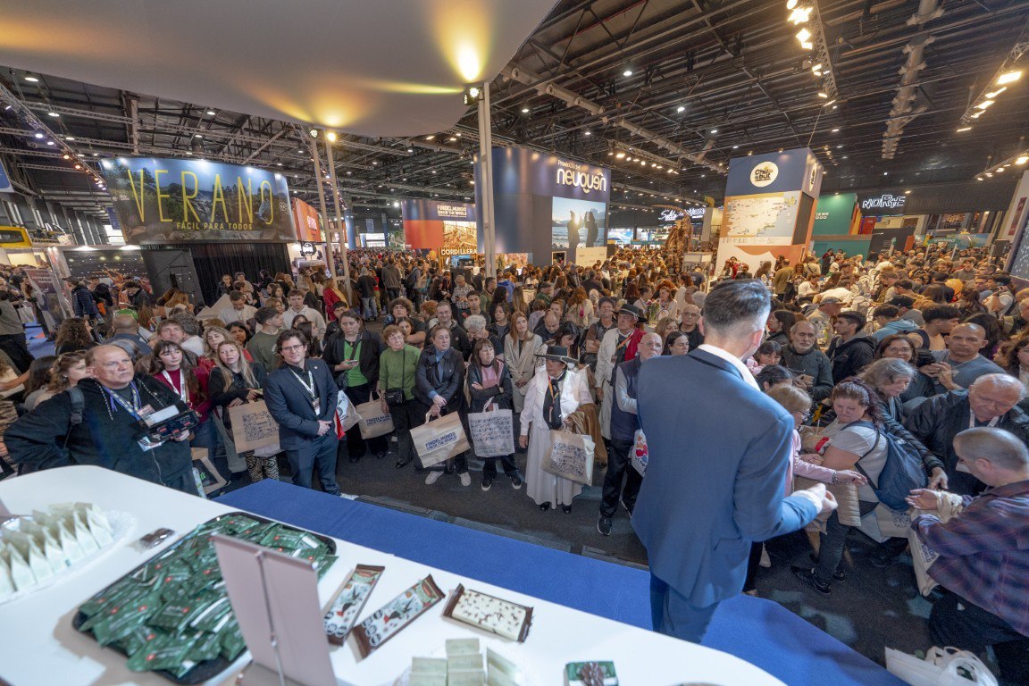 El lanzamiento contó con la presencia de autoridades nacionales y provinciales, representantes de cámaras del sector turístico y comercial de Ushuaia, Tolhuin y Río Grande, junto con referentes nacionales de cámaras empresariales, medios especializados, prestadores y operadores turísticos.