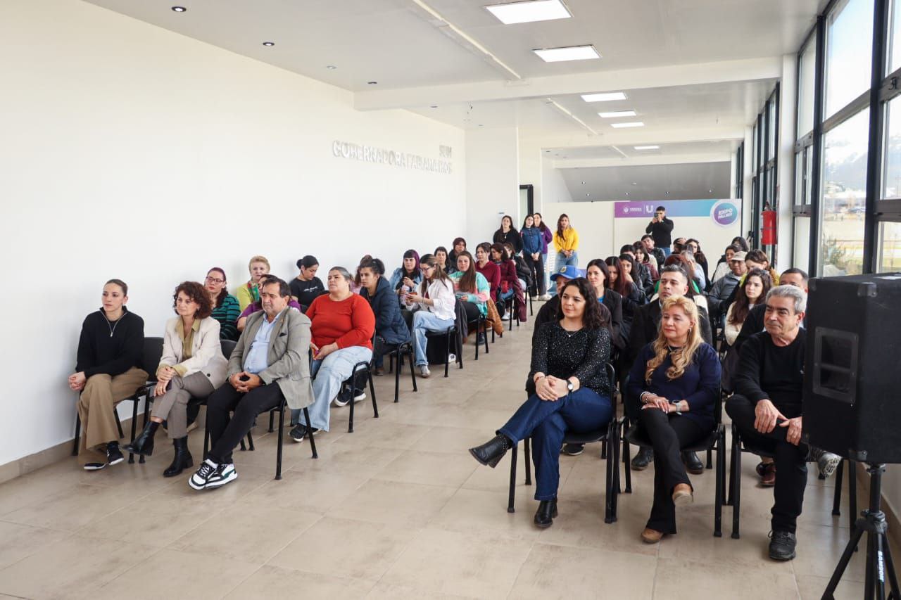“MUJERES EN MARCHA”: MÁS DE 50 MUJERES RECIBIERON SUS CERTIFICADOS EN OFICIOS NO TRADICIONALES