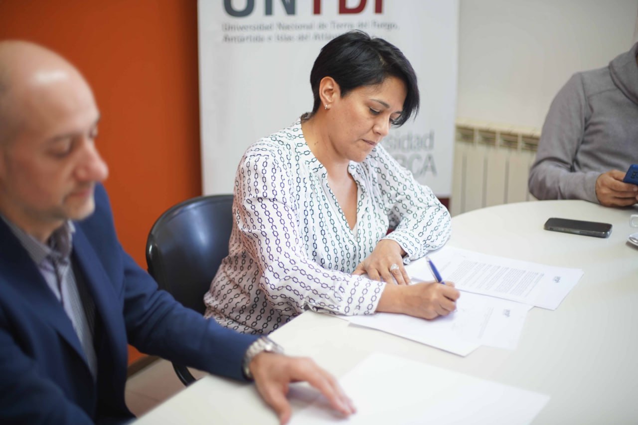 LA AGENCIA DE INNOVACIÓN Y LA UNTDF FORTALECEN LA COOPERACIÓN INSTITUCIONAL CON LA FIRMA DE CONVENIOS