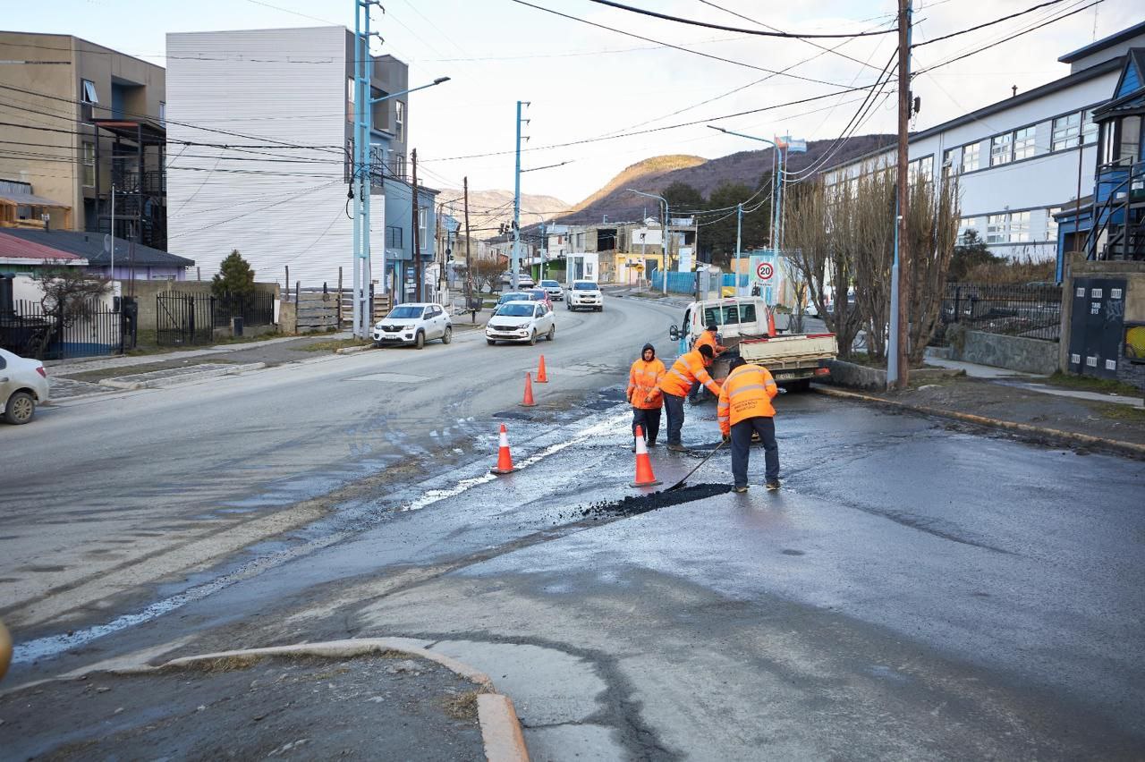 EL MUNICIPIO DE USHUAIA DA CONTINUIDAD AL PLAN DE BACHEO EN TODA LA CIUDAD