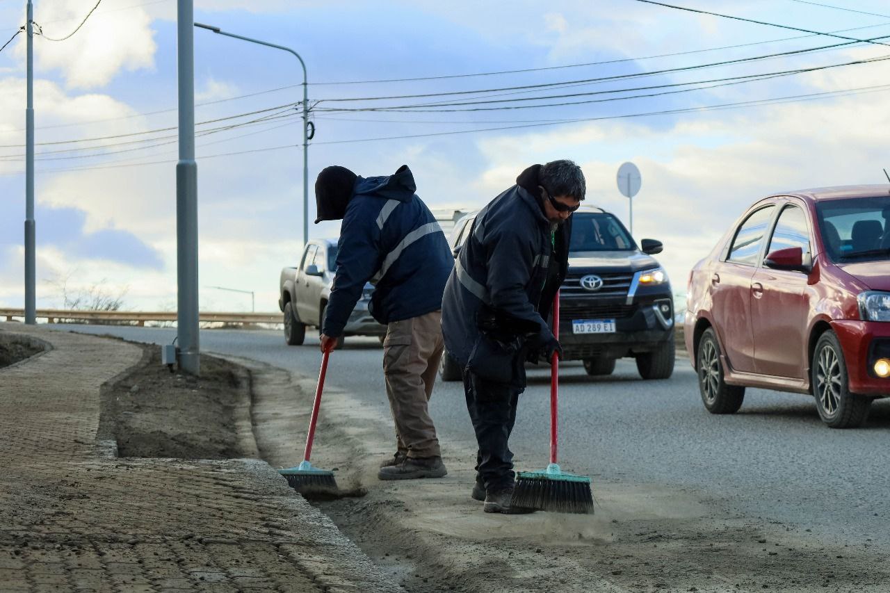 PERSONAL MUNICIPAL DE USHUAIA REALIZÓ LA LIMPIEZA DE UN SECTOR DE AVENIDA HÉROES DE MALVINAS