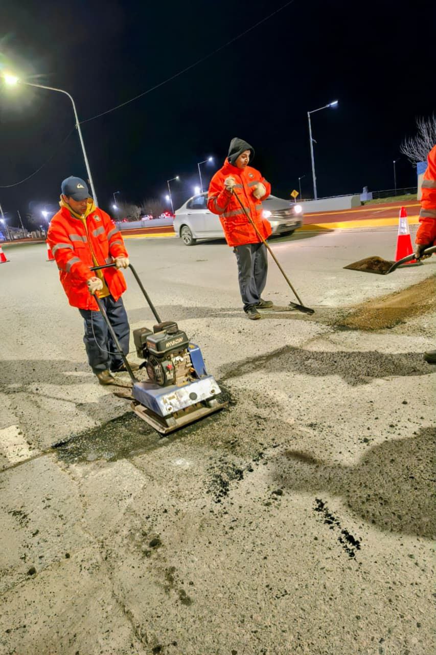LA MUNICIPALIDAD DE USHUAIA AVANZA CON EL BACHEO EN TODA LA CIUDAD