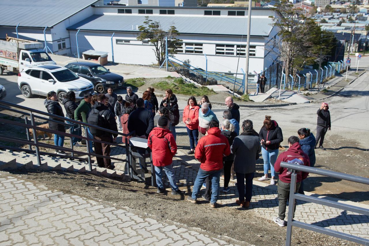 VECINOS JUNTO A FUNCIONARIOS MUNICIPALES Y CONCEJALES, RECORRIERON LA NUEVA ESCALERA EN YOWEN Y KARUKINKA NORTE