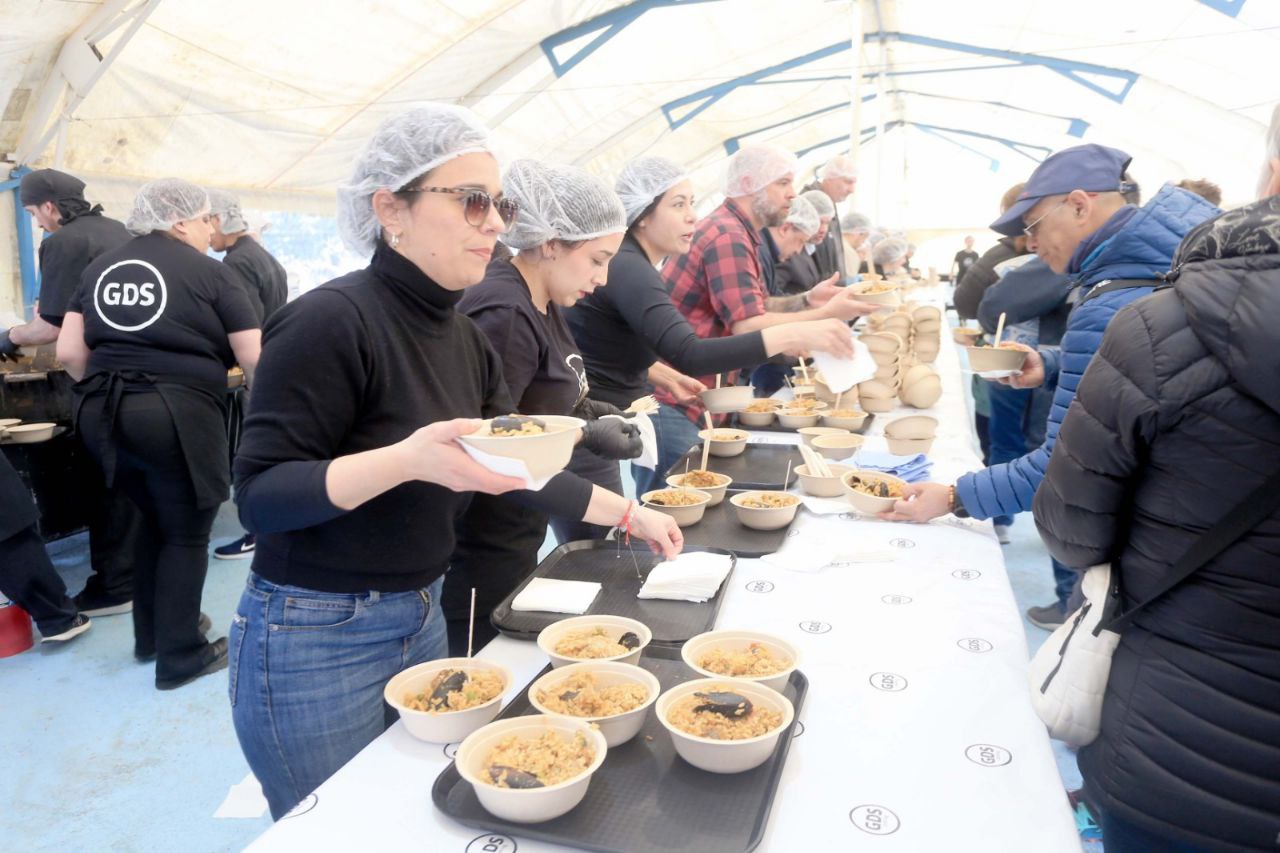LA MUNICIPALIDAD DE USHUAIA COMPARTIÓ MÁS DE 15 MIL PORCIONES DE PAELLA CON LA COMUNIDAD TRAS EL DESFILE CÍVICO-MILITAR