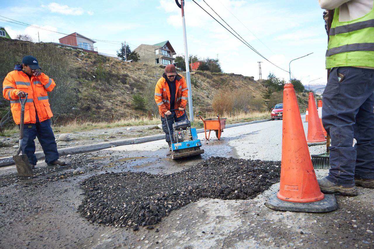EL MUNICIPIO DE USHUAIA CONTINÚA CON LOS TRABAJOS DE BACHEO DE CALLES Y AVENIDAS