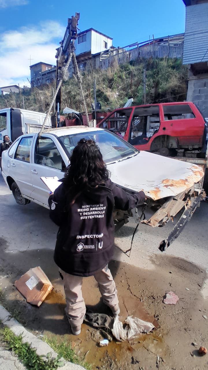 PERSONAL DEL MUNICIPIO DE USHUAIA RETIRÓ CHATARRA DE LA VÍA PÚBLICA