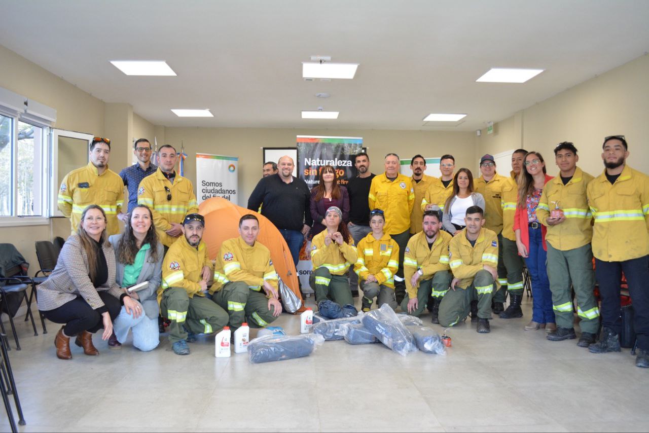 GOBIERNO ENTREGÓ HERRAMIENTAS Y EQUIPAMIENTO AL PERSONAL DEL SERVICIO PROVINCIAL DE MANEJO DEL FUEGO