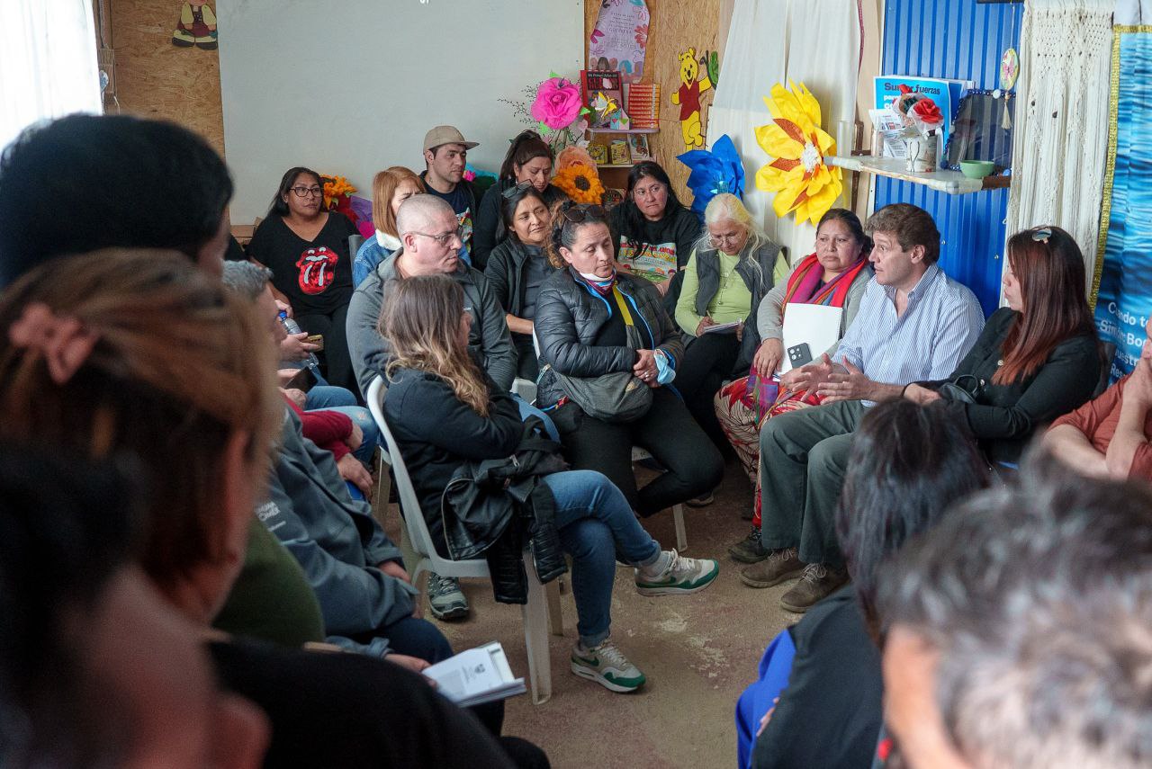 EL GOBERNADOR MELELLA SE REUNIÓ CON REFERENTES BARRIALES DE USHUAIA PARA FORTALECER EL TRABAJO CONJUNTO EN TERRITORIO