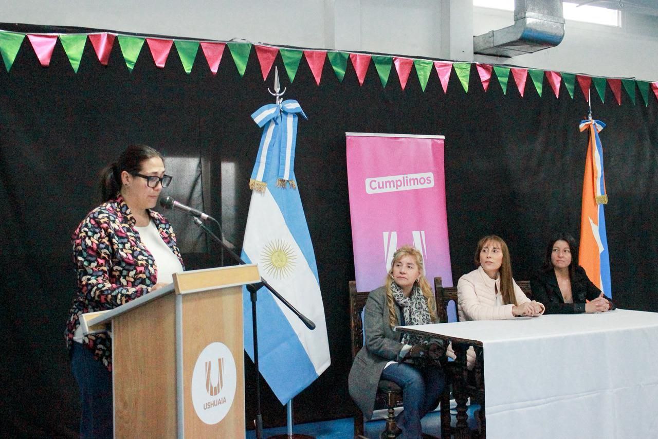 LA MUNICIPALIDAD DE USHUAIA ENTREGÓ CERTIFICADOS DE FORMACIÓN LABORAL A VECINOS Y VECINAS