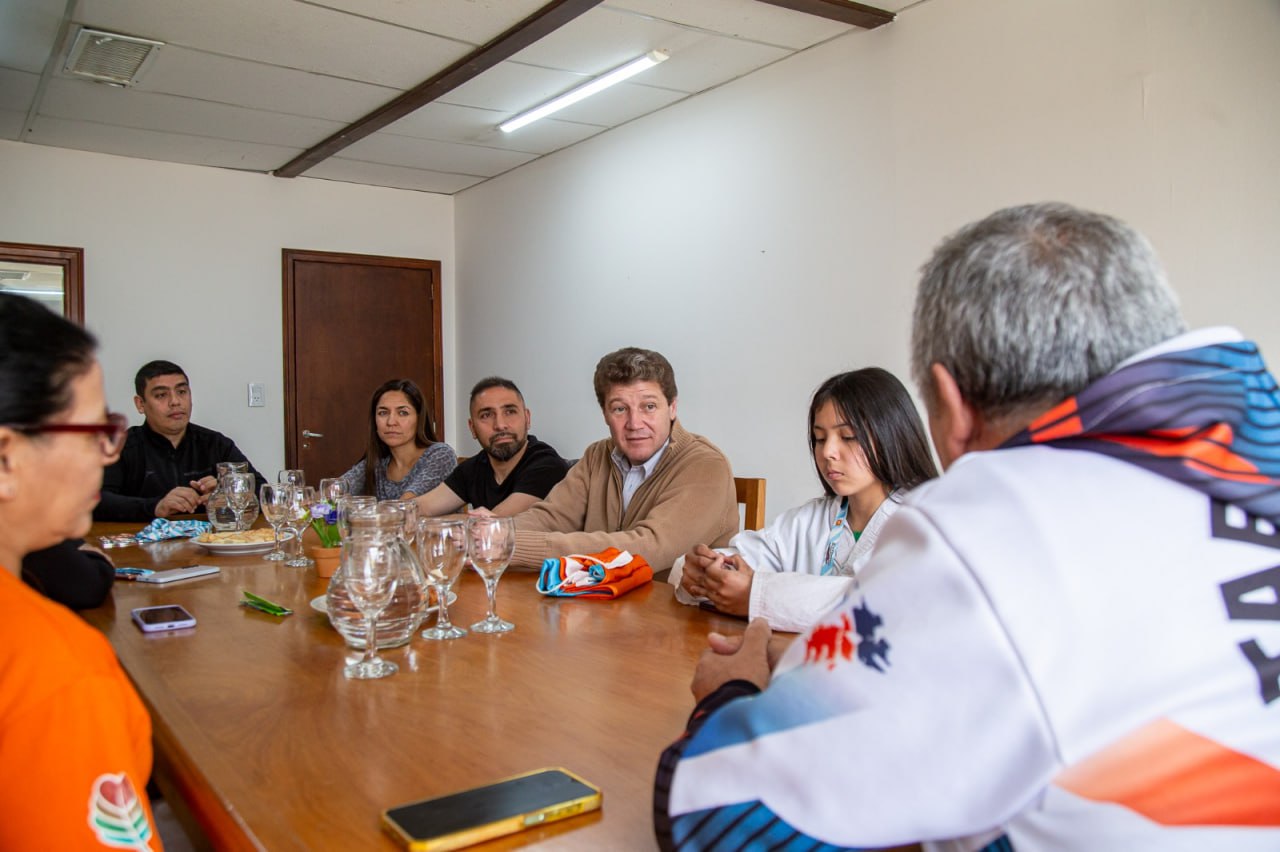 EL GOBERNADOR MELELLA SE REUNIÓ CON DEPORTISTAS DE TOLHUIN QUE COMPITIERON EN EL WORLD CHAMPIONSHIP DE TAEKWONDO