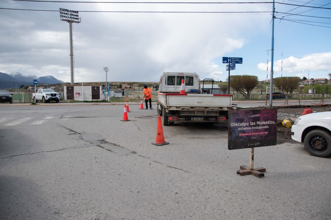 EL MUNICIPIO AVANZA CON LOS TRABAJOS DE BACHEO EN CALLES Y AVENIDAS DE USHUAIA