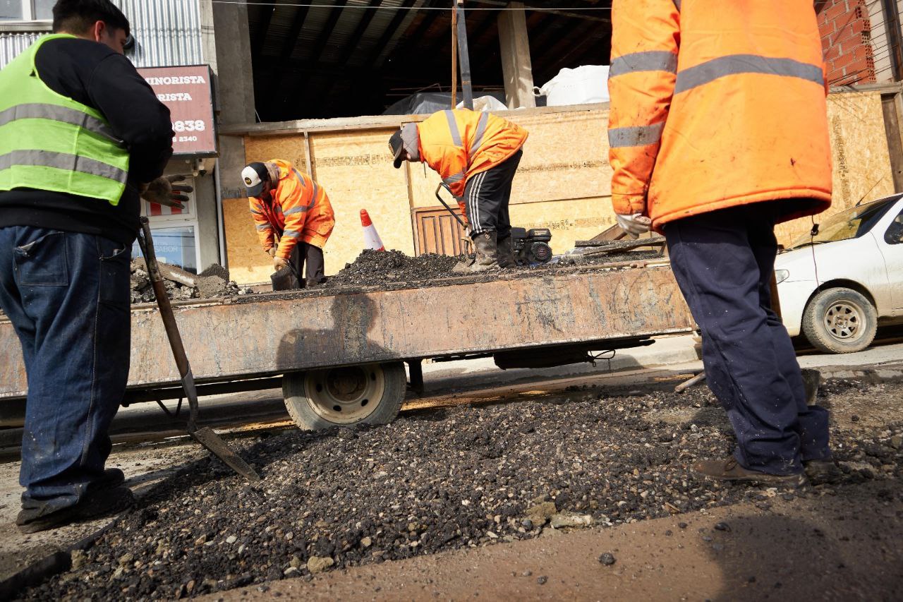 LA MUNICIPALIDAD DE USHUAIA CONTINÚA CON TAREAS DE BACHEO Y MANTENIMIENTO EN DISTINTOS PUNTOS DE LA CIUDAD
