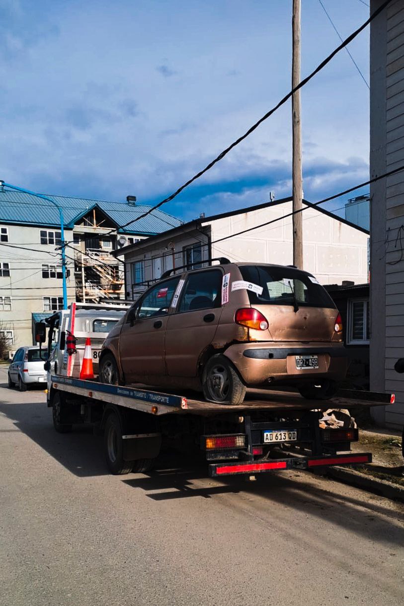 LA MUNICIPALIDAD DE USHUAIA RETIRA VEHÍCULOS ABANDONADOS DE LA VÍA PÚBLICA