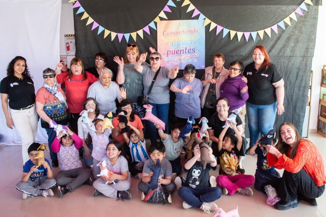 INFANCIAS Y ADULTOS MAYORES COMPARTIERON UNA JORNADA DE JUEGOS, ARTE Y CUIDADOS