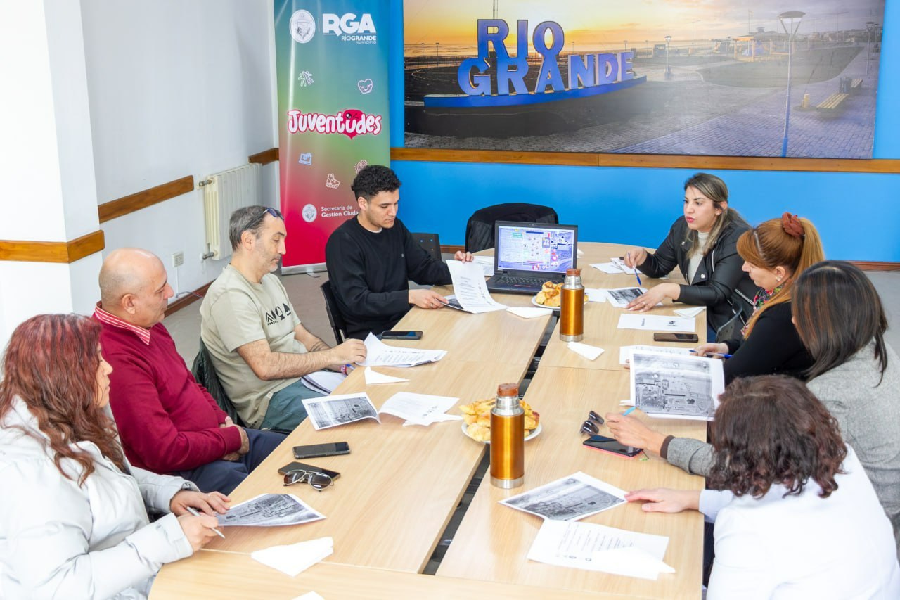 EL MUNICIPIO SE REUNIÓ CON DIRECTIVOS DE COLEGIOS SECUNDARIOS PARA ULTIMAR DETALLES DE LA SERENATA ESTUDIANTIL 2025