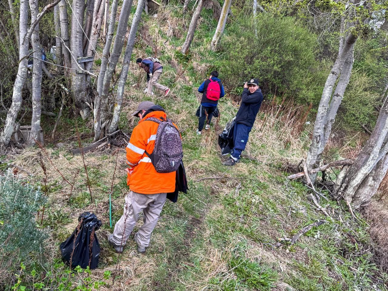 PERSONAL DEL MUNICIPIO DE USHUAIA REALIZÓ TRABAJOS DE LIMPIEZA EN EL SENDERO DE LOS PRESOS
