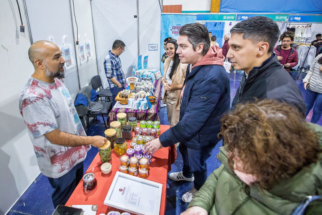 Por eso invitamos a todos los vecinos y vecinas a acercarse, conocer y disfrutar de todo lo que se produce en nuestra ciudad”.
