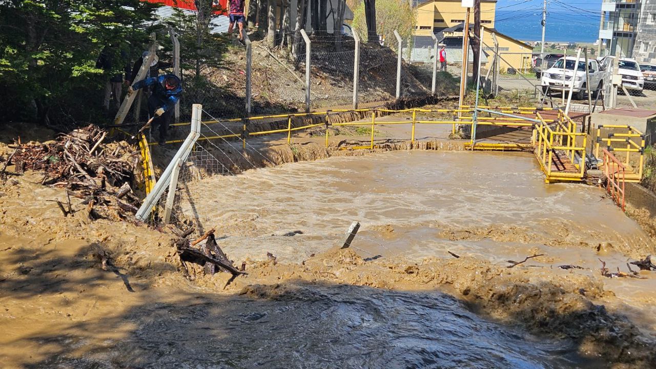 LA MUNICIPALIDAD DE USHUAIA TRABAJA EN DISTINTOS SECTORES ANTE EL CRECIMIENTO DE CAUDALES DE RÍOS POR LAS INTENSAS PRECIPITACIONES