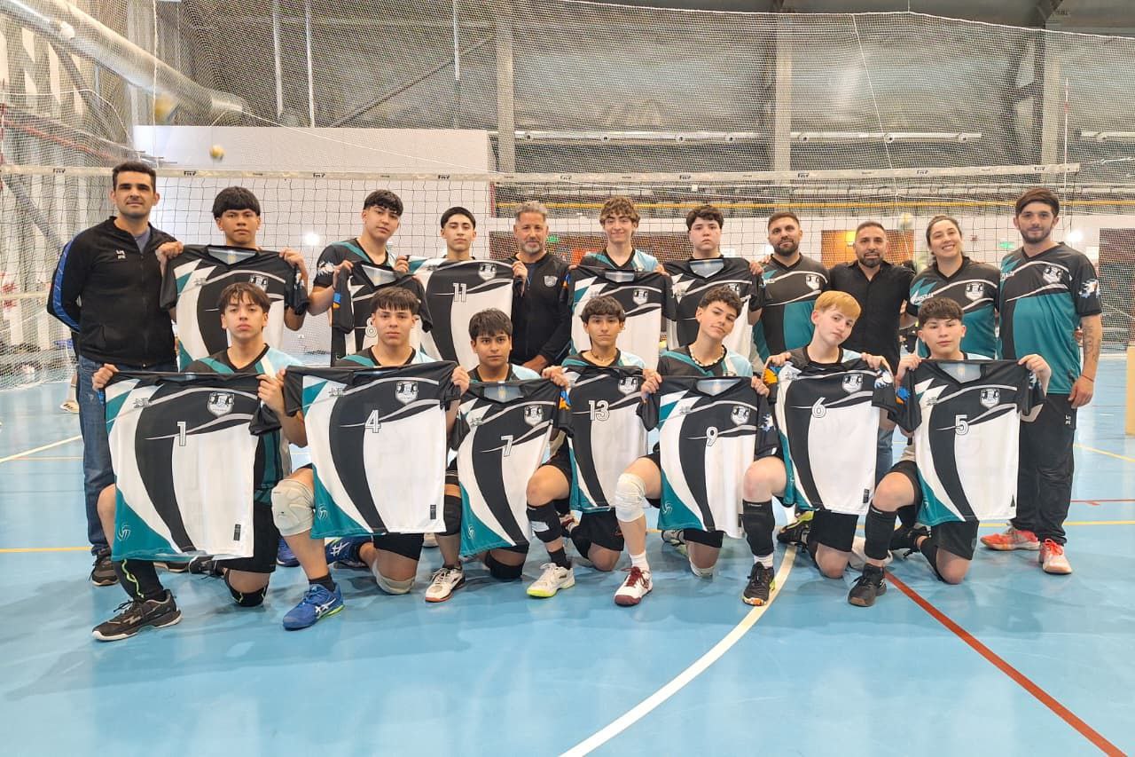 LA SECRETARÍA DE DEPORTES ENTREGÓ INDUMENTARIA AL EQUIPO FUEGUINO QUE COMPETIRÁ EN LA COPA ARGENTINA DE VOLEY