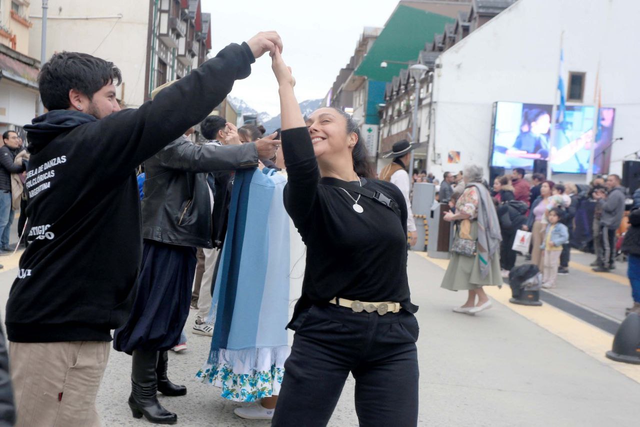 LA MUNICIPALIDAD DE USHUAIA CELEBRÓ EL “DÍA DE LA TRADICIÓN” JUNTO A VECINOS Y VECINAS EN LA CALLE SAN MARTÍN