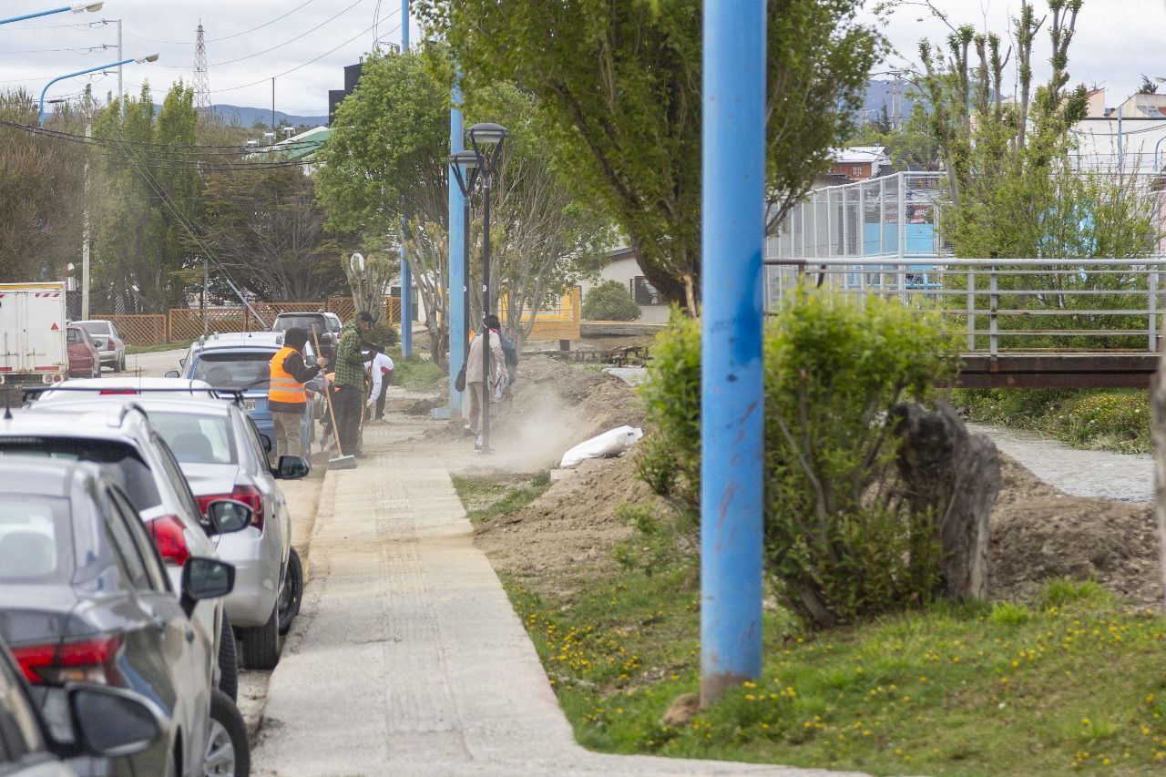 PERSONAL MUNICIPAL DE USHUAIA REALIZÓ TRABAJOS DE LIMPIEZA TRAS EL DESBORDE DEL ARROYO BUENA ESPERANZA