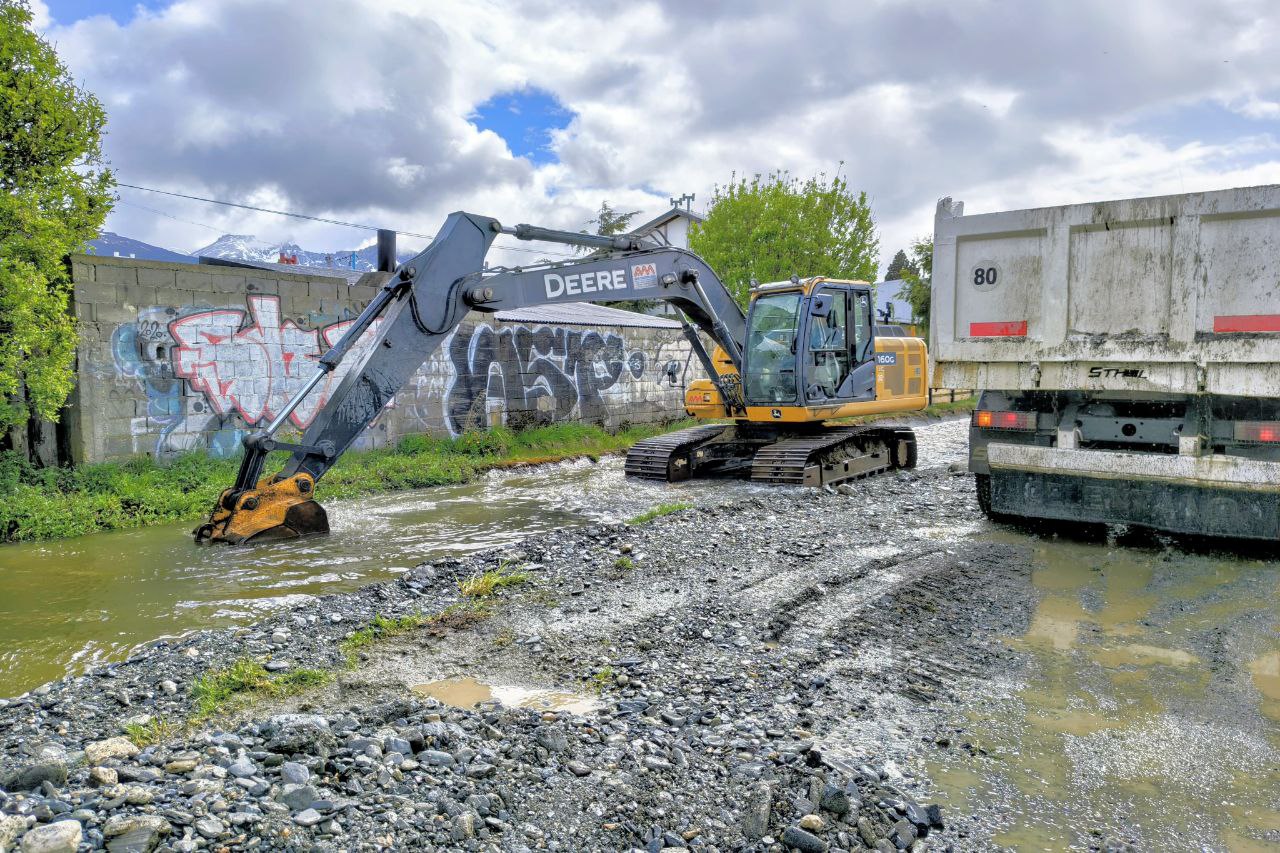 LA MUNICIPALIDAD DE USHUAIA REALIZA TAREAS DE SANEAMIENTO Y PROFUNDIZACIÓN DEL ARROYO BUENA ESPERANZA