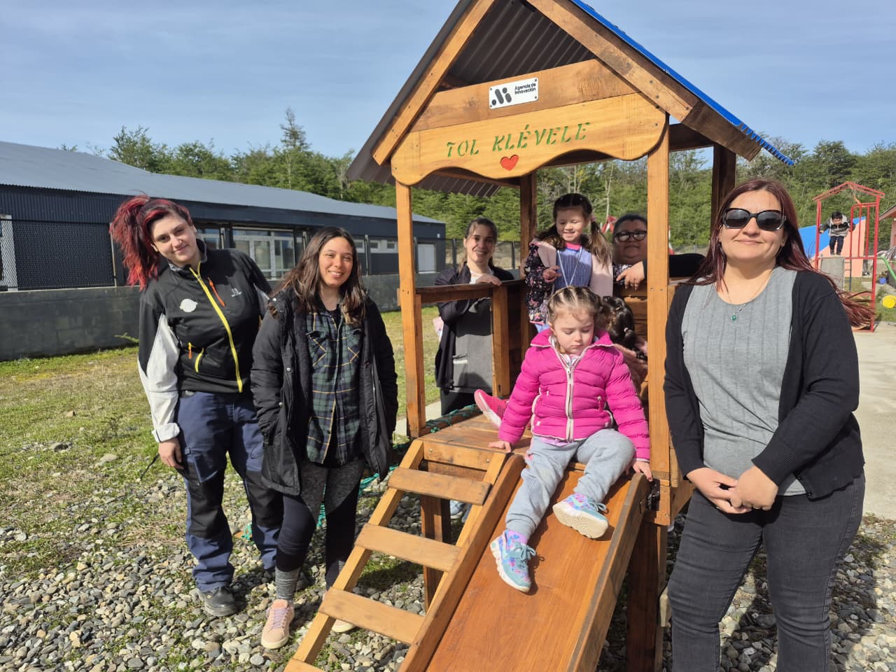 EL POLO CREATIVO CENTRO ENTREGÓ UNA NUEVA CASA DE JUEGOS AL JARDÍN N° 23 “TOL KLÉVERE” DE TOLHUIN