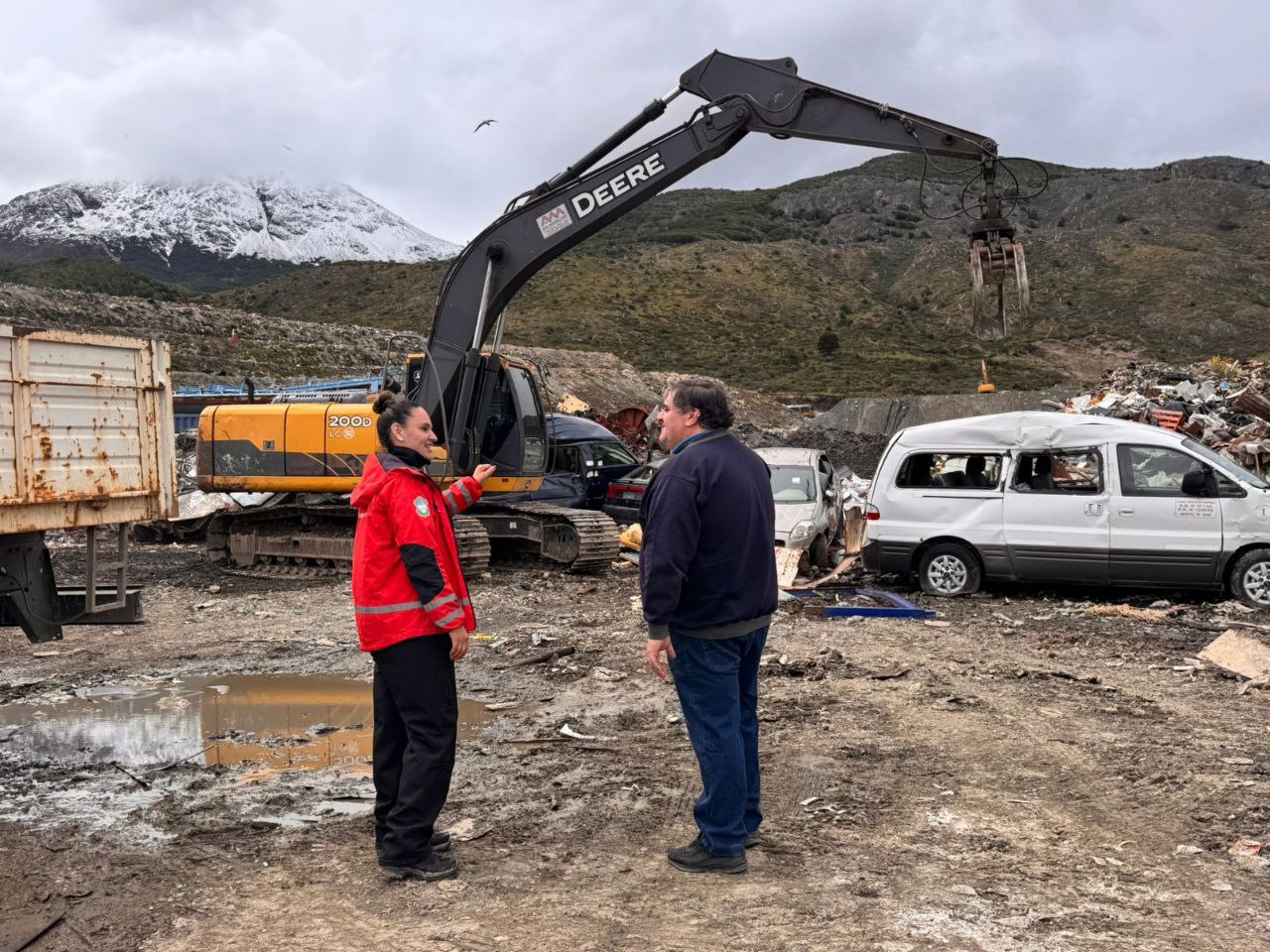 LA MUNICIPALIDAD DE USHUAIA AVANZA EN LA COMPACTACIÓN DE VEHÍCULOS CHATARRA PARA RECUPERAR ESPACIOS Y REDUCIR LA CONTAMINACIÓN