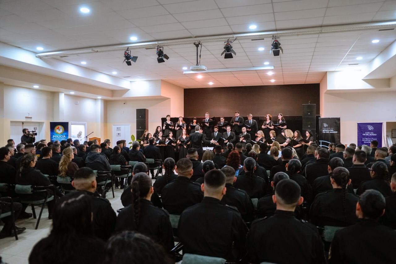 LA POLICÍA PROVINCIAL CONMEMORÓ 140 AÑOS DE SERVICIO CON UN CONCIERTO DE GALA JUNTO AL CORO DEL FIN DEL MUNDO